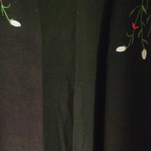 ESPERANZA BLACK SWEATER/WITH FLOWERS - Picture 2 of 3